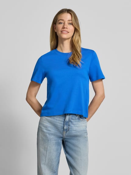 Kobiece modelka nosi Regular Fit T-Shirt aus reiner Baumwolle od s.Oliver RED LABEL, efekt: jednolity kolor, krój regular fit, długość: krój krótki, okrągły dekolt, krótki rękaw, wykończenie materiału: dżersej, materiał: bawełna, jasnoniebieski, gładka tekstura, Ganzkörperansicht von vorne.
