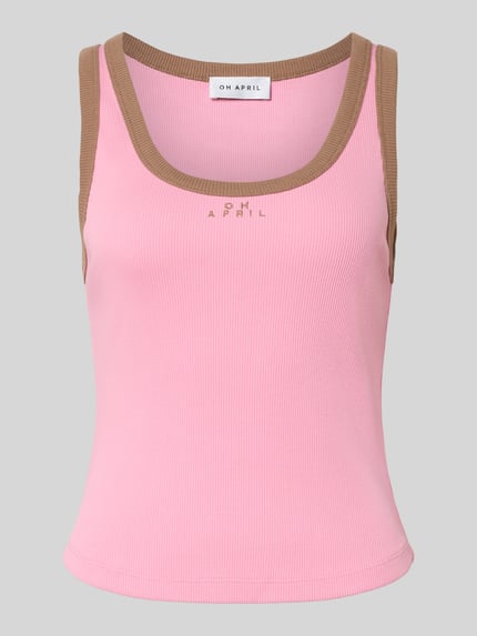 Produktfoto, Slim Fit Top mit Logo-Stitching Modell 'Fiora' von OH APRIL, rosa mit beigefarbenem Rundhalsausschnitt, Strukturmuster, elastischer Baumwoll-Mix