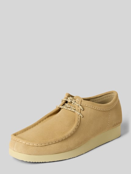Produktfoto, Loafer mit Statement-Prägung Modell 'Wallabee' von Clarks in Beige, abgerundete Form, Ziernähte, strukturierte Sohle, Schnürverschluss