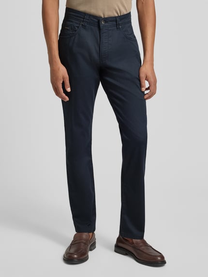 Męski model nosi Hose im 5-Pocket-Design Modell 'CORDOBA' od bugatti, bawełniany materiał ze stretchem, krój straight fit, granatowy kolor, widok całej sylwetki z przodu