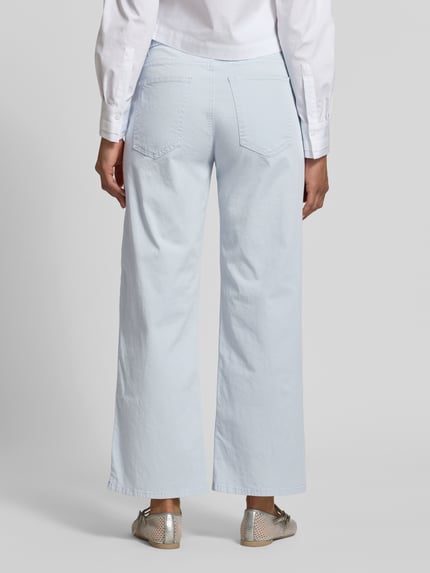 Vrouwenmodel draagt Straight Leg Hose aus Baumwoll-Mix Modell 'MAINE S' van Brax, look: effen, pasvorm: straight fit, lengte: kort, sluiting: knoop- en ritssluiting, details: riemlussen, zakken (onderstuk): 5-pocketmodel, materiaal: katoenmix, geheel lichaam achteraanzicht.