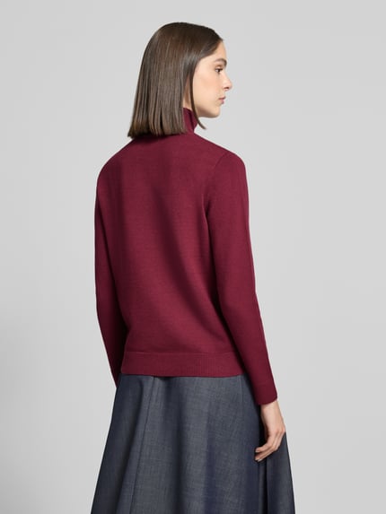 Frauenmodel trägt Regular Fit Rollkragenpullover aus Viskosemix von BETTY BARCLAY in Bordeaux, glatte Strickoptik, Ganzkörperansicht Rückansicht.