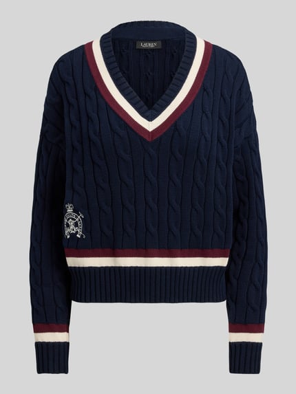 Produktfoto, Regular Fit Strickpullover aus reiner Baumwolle von Lauren Ralph Lauren in Dunkelblau mit Zopfmuster, Logo-Detail, Kontraststreifen, gerippten Abschlüssen und V-Ausschnitt, unifarbene Optik