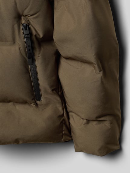 Productfoto, Regular Fit Steppjacke met logo-applicatie model 'Fusion' van Jack & Jones, olijfgroen, ritszakken, gewatteerde kap, textuur zichtbaar.
