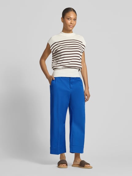 Vrouwenmodel draagt Wide Leg Culotte uit katoenmix van s.Oliver RED LABEL in felblauw, high waist, 7/8-lengte, effen, vooraanzicht volledige lichaamsopname.
