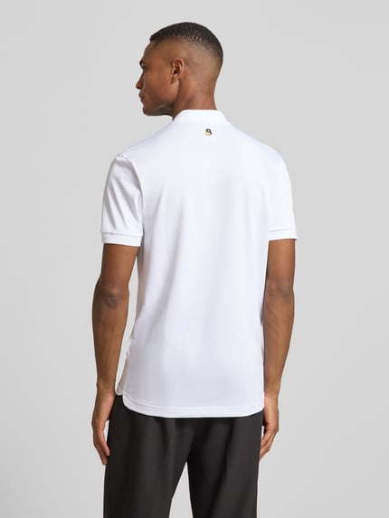 Männermodel trägt Slim Fit Poloshirt mit Logo-Print Modell 'TOC SPIN BODYMAPP 1027' von BOSS Green, Optik: Unifarben, Ganzkörperansicht Rückansicht.