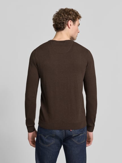 Männermodel trägt Pullover mit Logo-Stitching von S.OLIVER CASUAL in Braun, Strick, unifarben, gerippte Abschlüsse, Ganzkörperansicht Rückansicht.