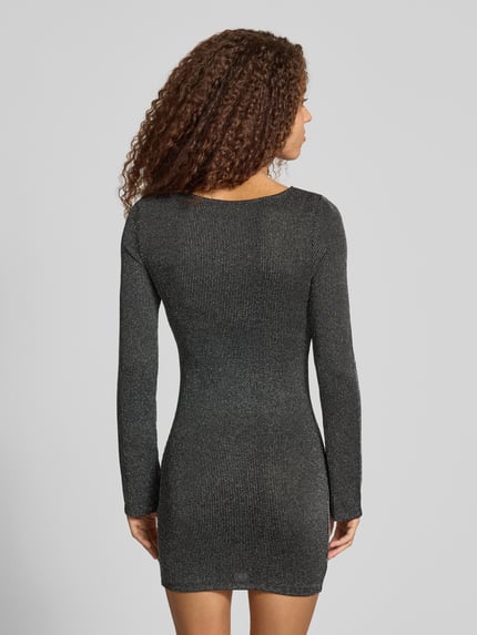 Frauenmodel trägt Minikleid mit glänzendem Finish von ONLY, Damen Freizeitkleid, dunkler Grundton, feine Linienstruktur, Ganzkörperansicht Rückansicht.