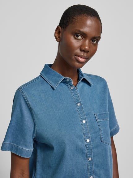 Frauenmodel trägt Jeansbluse mit Brusttasche Modell 'GIULETTE' von Raffaello Rossi aus Lyocell-Mix, Boxy Fit, Nahaufnahme Oberkörper.