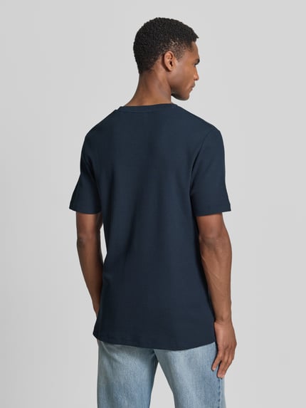 Männermodel trägt Regular Fit T-shirt aus katoenmix van s.Oliver RED LABEL, look: effen, pasvorm: regular fit, piqué, korte mouw, borstzak, ganzkörperansicht rückansicht.