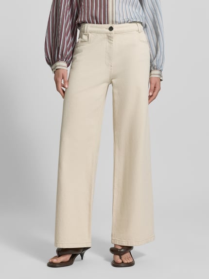 Frauenmodel trägt Wide Fit Jeans mit Strukturmuster von Jake*s Casual aus Reiner Baumwolle in Beige mit Eingriffstaschen, Knopf- und Reißverschluss, Ganzkörperansicht von vorne.