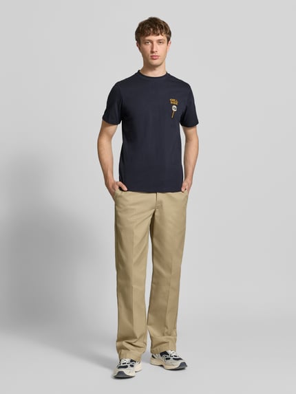 Männermodel trägt Regular Fit T-Shirt mit Statement-Stitching Modell 'Kameron' van Blend, katoen, ronde hals, marineblauw, voorkant, Ganzkörperansicht von vorne.