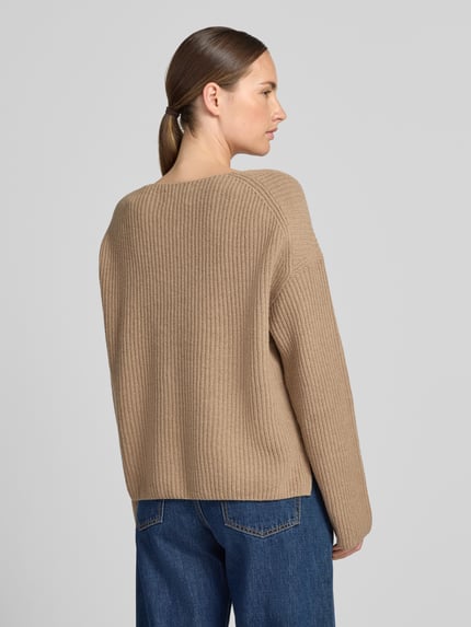 Frauenmodel trägt Relaxed Fit Pullover aus Schurwoll-Mix von Marc O'Polo in Beige mit feiner Rippenstruktur, Ganzkörperansicht Rückansicht, Damen Pullover