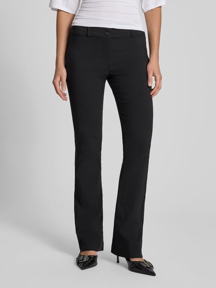 Frauenmodel trägt schwarze Stoffhose mit Gesäßleistentasche von REVIEW, Viskose-Mix, Flared Fit, Nahaufnahme Oberkörper