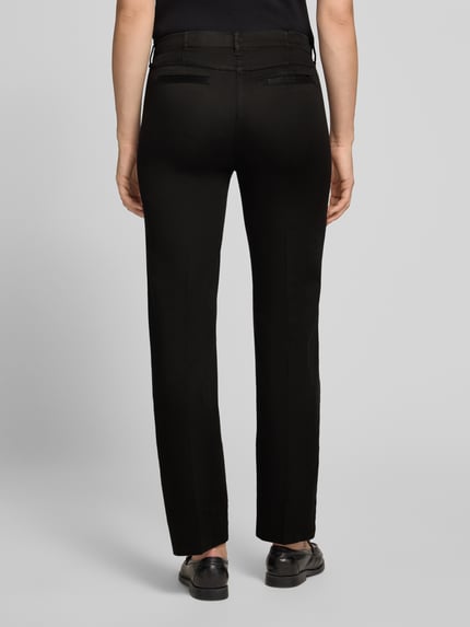Vrouwenmodel draagt zwarte Super Slim Fit Schmale broek uit mix van katoen en lyocell, model 'LORELLA' van Raphaela By Brax. Volledige achteraanzicht. Dames smalle broek van Raphaela By Brax.