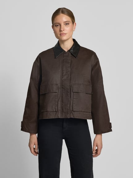 Frauenmodel trägt Regular Fit Blouson aus Baumwoll-Mix Modell 'Hamina' von OPUS in Dunkelbraun, glatte Textur, Ganzkörperansicht von vorne, Damen Bomberjacke / Blouson.