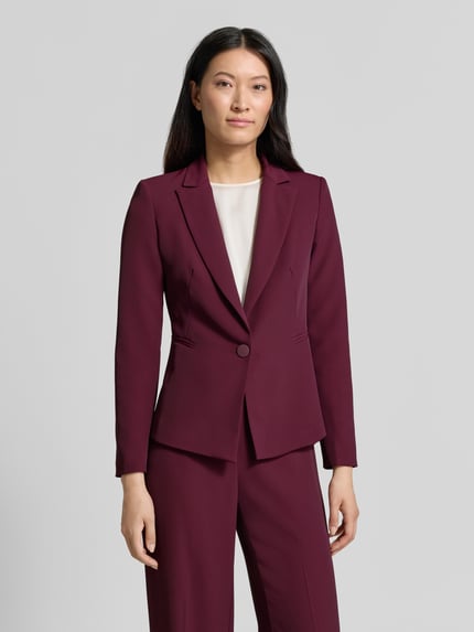 Frauenmodel trägt Slim Fit Blazer mit Reverskragen von Rinascimento in Dunkelrot, Knopfverschluss, Paspeltaschen, Ganzkörperansicht von vorne, Rückenlänge bei Größe S 56 cm.
