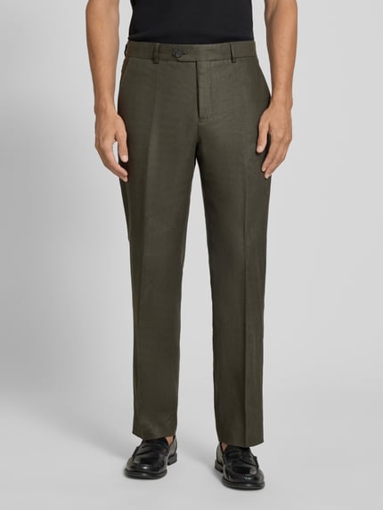 Männermodel trägt Regular Fit Anzughose aus reinem Leinen Modell 'BAILEY' von SELECTED HOMME in Olivgrün, Ganzkörperansicht von vorne.