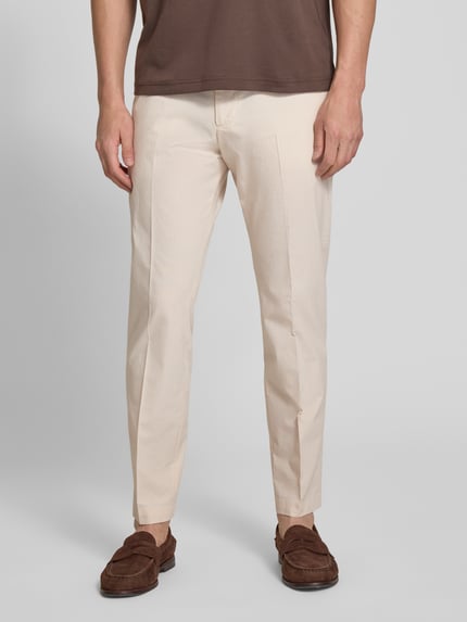 Männermodel trägt Anzughose mit Eingrifftaschen Modell 'BEPPE' von CINQUE in Beige, Baumwoll-Mix, Slim Fit, Nahaufnahme Oberkörper.