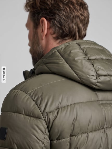 Männermodel trägt Regular Fit Steppjacke mit Storm Cuffs Modell 'BAVENO' von Strellson in Oliv, glänzend, Detailaufnahme Rückansicht, KI-modifiziertes Bild.