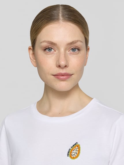 Frauenmodel trägt T-Shirt mit Perlen und Rundhalsausschnitt von Smith and Soul, Motiv, Reine Baumwolle, Regular-Fit, Nahaufnahme Oberkörper.