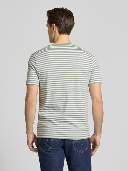Męski model nosi Regular Fit T-Shirt Mit Logo-Stitching od Christian Berg Men, bawełna, krój regular fit, pasiasty wzór, widok całej sylwetki z tyłu.