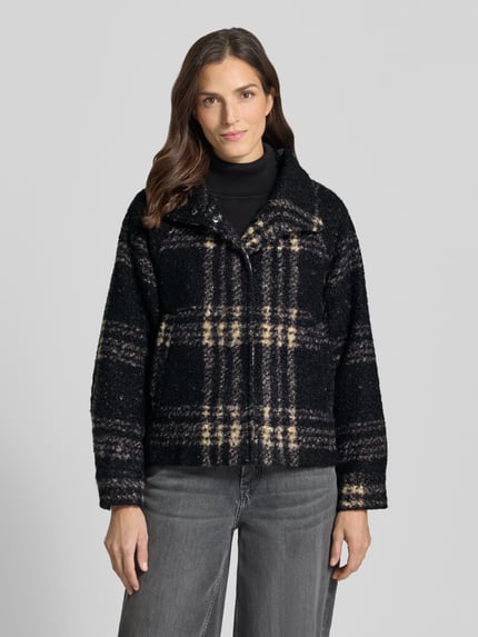 Frauenmodel trägt Kurzmantel mit Stehkragen Modell 'SC-GISA 1' von SOYACONCEPT, unifarben, strukturierte Bouclé-Oberfläche, verdeckte Knopfleiste, Ganzkörperansicht von vorne.
