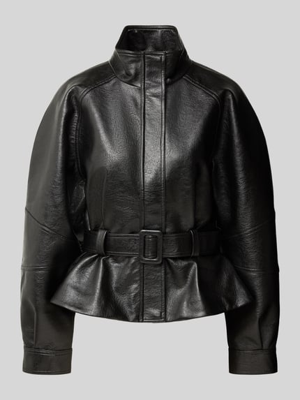 Produktfoto, schwarze Jacke in Leder-Optik mit Gürtel Modell 'Jaclyn' von Neo Noir, glatte Struktur, Relaxed Fit, Stehkragen