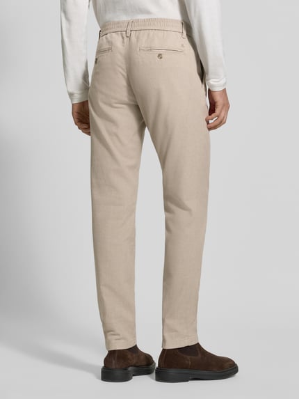 Männermodel trägt Regular Fit Schmale Hose aus Baumwoll-Mix Modell 'Stig Jogger' von Marc O'Polo in Beige, glatte Textur, Ganzkörperansicht Rückansicht, Herren Schmale Hose von Marc O'Polo