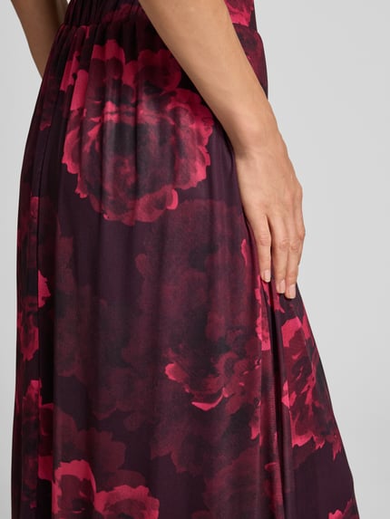 Frauenmodel trägt Glockenrock mit elastischem Bund Modell 'Se44renity' von ZABAIONE, bordeaux mit floralen Mustern, Nahaufnahme Oberkörper, Material-Mix mit Stretch-Anteil, A-Linie, Midirock
