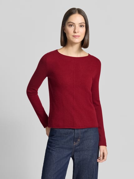 Frauenmodel trägt Regular Fit Strickpullover aus reinem Kaschmir von Christian Berg Woman in Dunkelrot, glatte Oberfläche, Ganzkörperansicht von vorne.