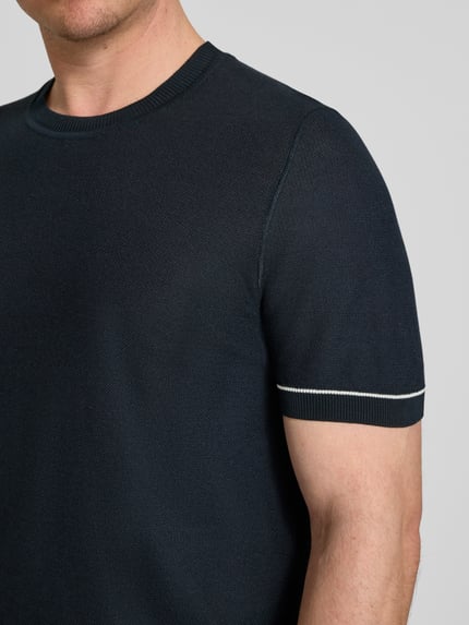 Männermodel trägt Regular Fit T-Shirt aus Strick Modell 'H-NALON' von BOSS in Strickoptik, Baumwoll-Mix, Nahaufnahme Oberkörper.