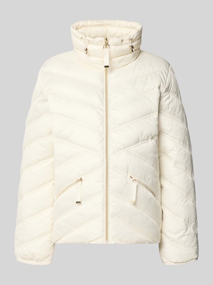Produktfoto, Steppjacke mit Stehkragen und Reißverschlusstaschen von Christian Berg Woman Selection in Creme mit diagonal gesteppten Partien, Regular Fit, Stehkragen, Reißverschlusstaschen, glatte Textur, Schulterbreite 42 cm, Brustweite 51 cm, Ärmellänge 58 cm, Rückenlänge 61 cm.