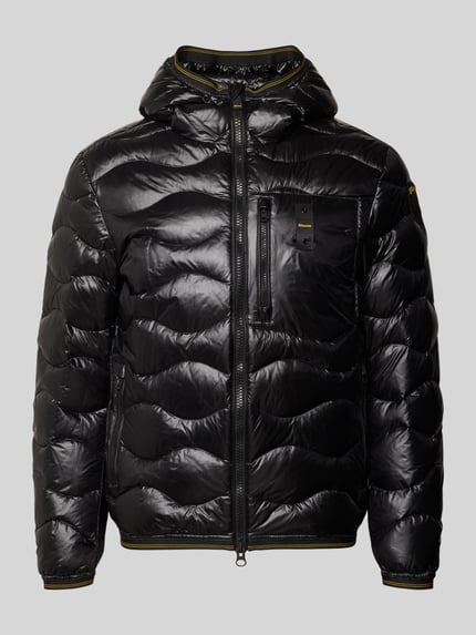 Produktfoto, schwarze Steppjacke mit Zweiwege-Reißverschluss Modell 'WAVE' von Blauer USA, glänzende Oberfläche, sichtbare Kapuze, wellenartige Steppung, Label-Detail auf Brust, neutrale Hintergrundfarbe, Herren Steppjacke Slim Fit