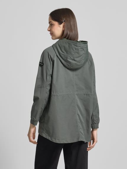 Frauenmodel trägt Regular Fit Jacke mit Logo-Detail Modell 'Dorine' von Frieda & Freddies aus Baumwoll-Mix mit Kapuze und Eingrifftasche, elastische Ärmelabschlüsse, Farbe Khaki, Rückansicht, Rückenlänge 72 cm, Schulterbreite 40 cm, Brustweite 57 cm, Ärmellänge 62 cm. Ganzkörperansicht Rückansicht.