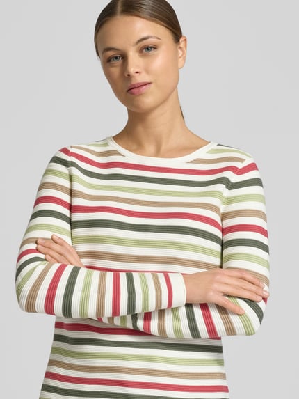 Frauenmodel trägt Regular Fit Strickpullover aus reiner Baumwolle von Tom Tailor in gestreiftem Allover-Muster, Nahaufnahme Oberkörper.