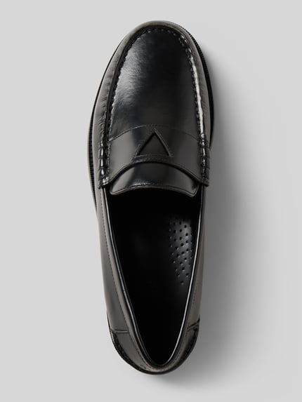 Produktfoto, Loafer aus echtem Leder Modell 'Rossio' von Guess in Schwarz mit glatter Sohle, abgerundete Passform, feine Nahtstruktur. Context: Absatzhöhe bei Größe 44: 3 cm, Schafthöhe: 8 cm, Schaftweite: 6 cm.