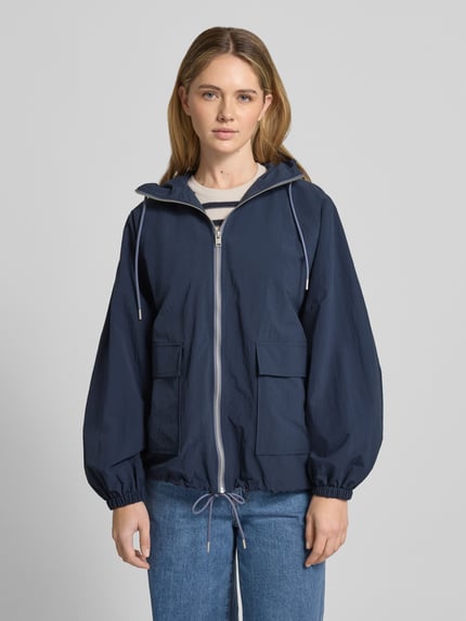 Vrouwenmodel draagt Jacke mit Kapuze und Pattentaschen van Jake*s Casual in relaxed fit, donkerblauw, voorkant, bovenlichaam close-up.