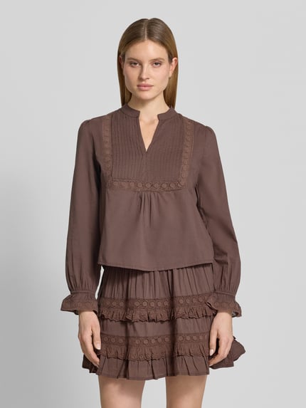 Frauenmodel trägt Bluse mit Häkelspitze Modell 'Tamya' von mbyM aus Reine Baumwolle, Gerader-Schnitt, Serafino-Kragen, Elastische Ärmelabschlüsse, Vorderansicht Oberkörper.
