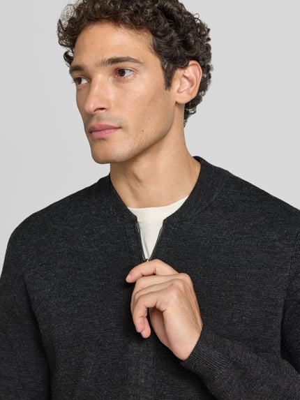 Męski model nosi Slim Fit Strickjacke aus Baumwoll-Mix mit Stehkragen od Christian Berg Men, ciemnoszary, mieszanka bawełny, zamek błyskawiczny dwustronny, długi rękaw, prążkowane wykończenia, długość tyłu 68 cm, długość rękawa 67 cm, zbliżenie na górną część ciała
