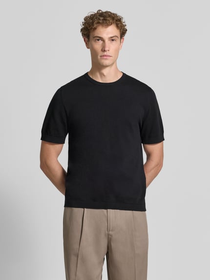 Männermodel trägt Regular Fit T-Shirt aus reiner Baumwolle Modell 'TORINO' von SELECTED HOMME, unifarben, Nahaufnahme Oberkörper.