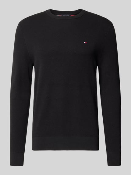 Produktfoto, schwarzer Regular Fit Pullover aus reiner Baumwolle von Tommy Hilfiger mit feiner Struktur und kleiner Logo-Stickerei.