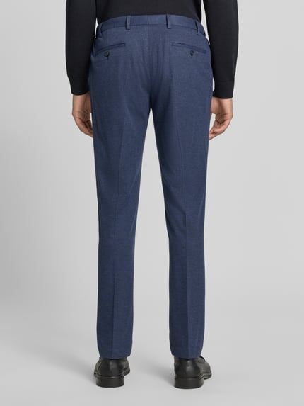 Männermodel trägt Fein strukturierte Hose mit Gesäßtaschen Modell 'Rick' von Pierre Cardin in Blau, Material-Mix mit Viskose, Ganzkörperansicht Rückansicht.