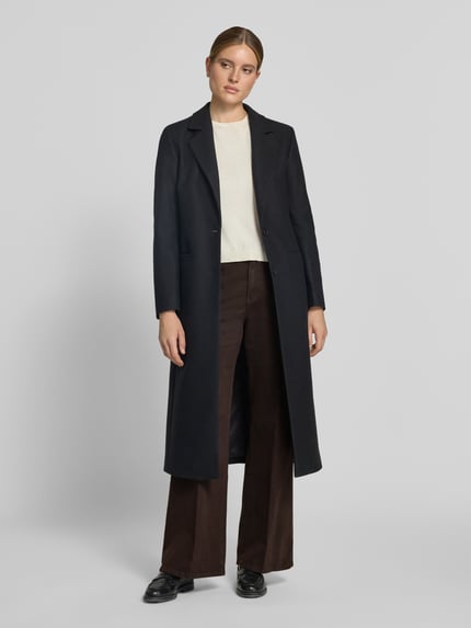Frauenmodel trägt Wide Leg Jeans aus Baumwoll-Mix Modell 'Suri' von s.Oliver RED LABEL, dunkelbraun, glatte Textur, Ganzkörperansicht von vorne. Damen Wide & Loose Fit Jeans von s.Oliver RED LABEL.