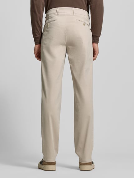 Männermodel trägt Straight Fit Stoffhose mit Lyocell-Anteil Modell 'Everest' von Brax in Beige, Gesäßtaschen, Ganzkörperansicht Rückansicht.