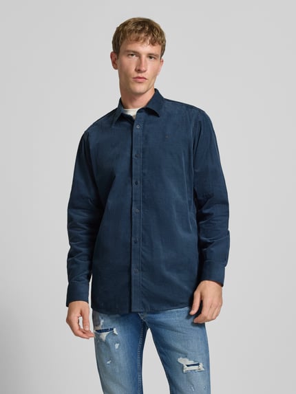 Männermodel trägt Regular fit vrijetijdsoverhemd van puur katoen van g-star, donkerblauw, op een lichtgrijze achtergrond, Ganzkörperaanzicht van voren.