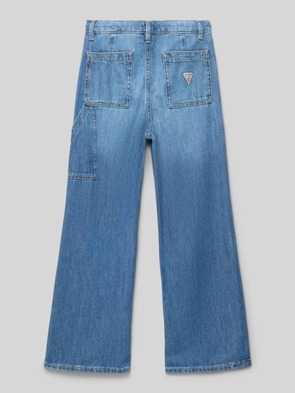 Produktfoto, Jeans mit Eingrifftaschen von Guess, blaue Kinderjeans aus Baumwoll-Lyocell-Mix, gerader Schnitt, Gesäßtaschen, Label-Detail.