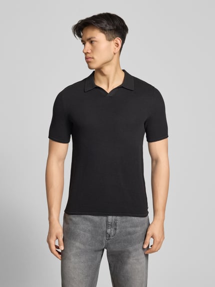 Männermodel trägt T-Shirt mit Label-Stitching und Rundhalsausschnitt von REVIEW, Reine Baumwolle, Relaxed-Fit, Rückenlänge 70 cm, Ganzkörperansicht von vorne.