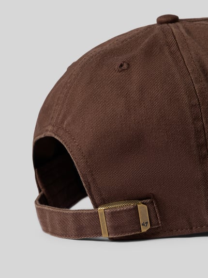 Produktfoto, dunkelbraune Basecap aus reiner Baumwolle Modell 'NEYYAN' von '47 mit verstärktem Schirm, Luftlöchern und Logo, verstellbarer Verschluss.