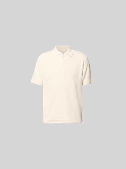 Produktfoto, Regular Fit Poloshirt aus Baumwolle von Closed, fakturowany wzór, krój regular fit, kołnierzyk polo, zamek błyskawiczny, koszulka polo męska, długość tyłu w rozmiarze M: 65 cm, kolor jasny, miękka tekstura